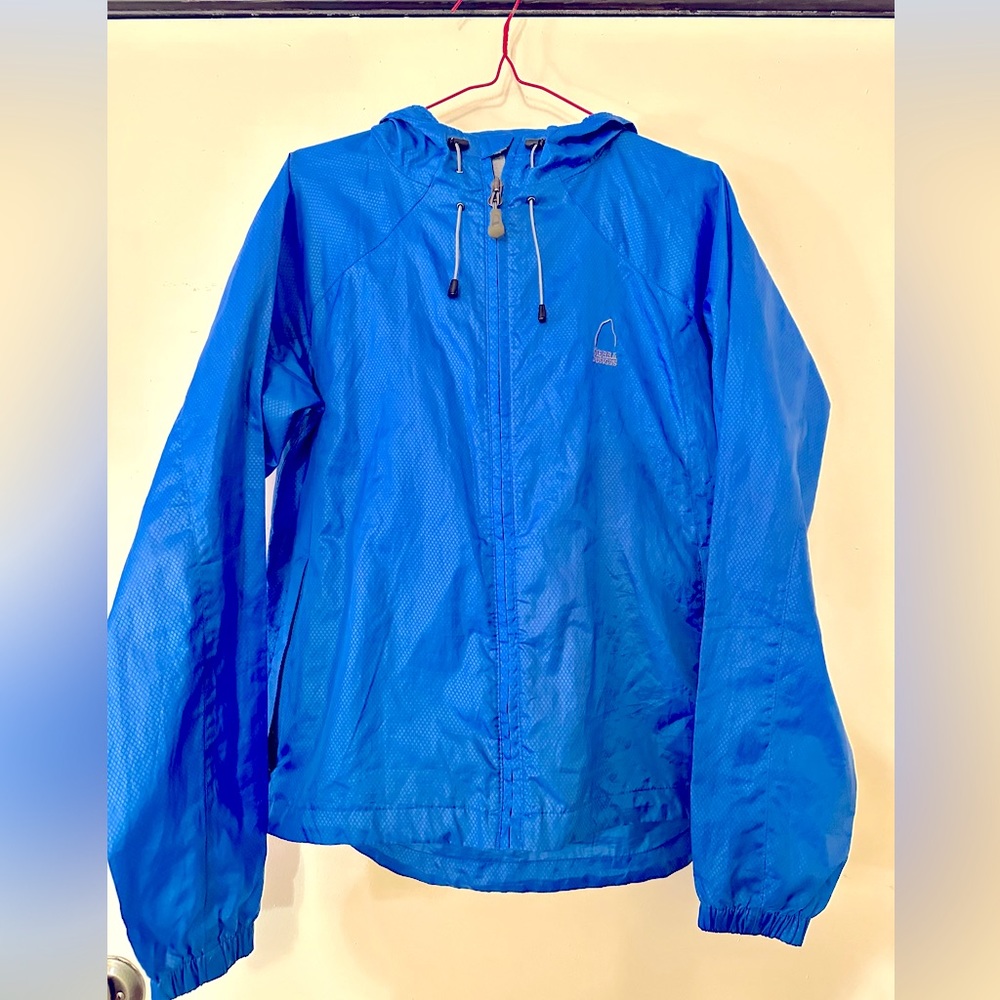 Water resistant light rain/wind shell.